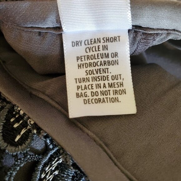 St. John Lace Skirt NWT Size 2 Charcoal Black Floral Overlay $695 Elegant Design - Picture 8 of 11